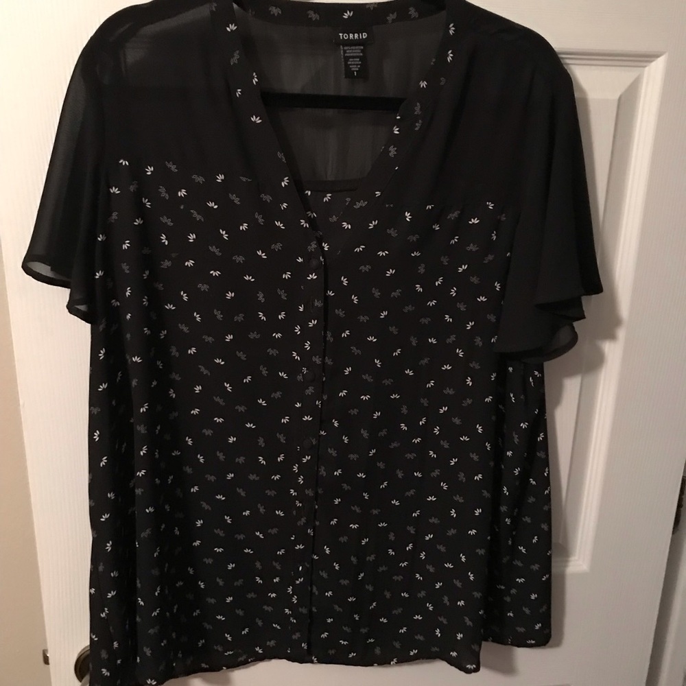 Torrid Sz 1 Blouse with Flutter Sleeves